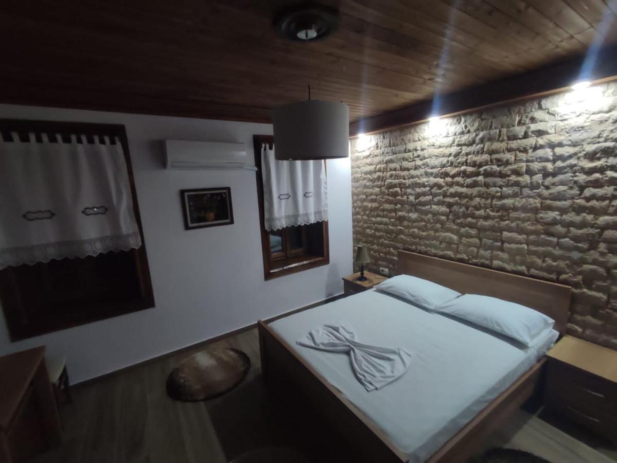 Eni Entire Guesthouse Parking On Site Berat Esterno foto