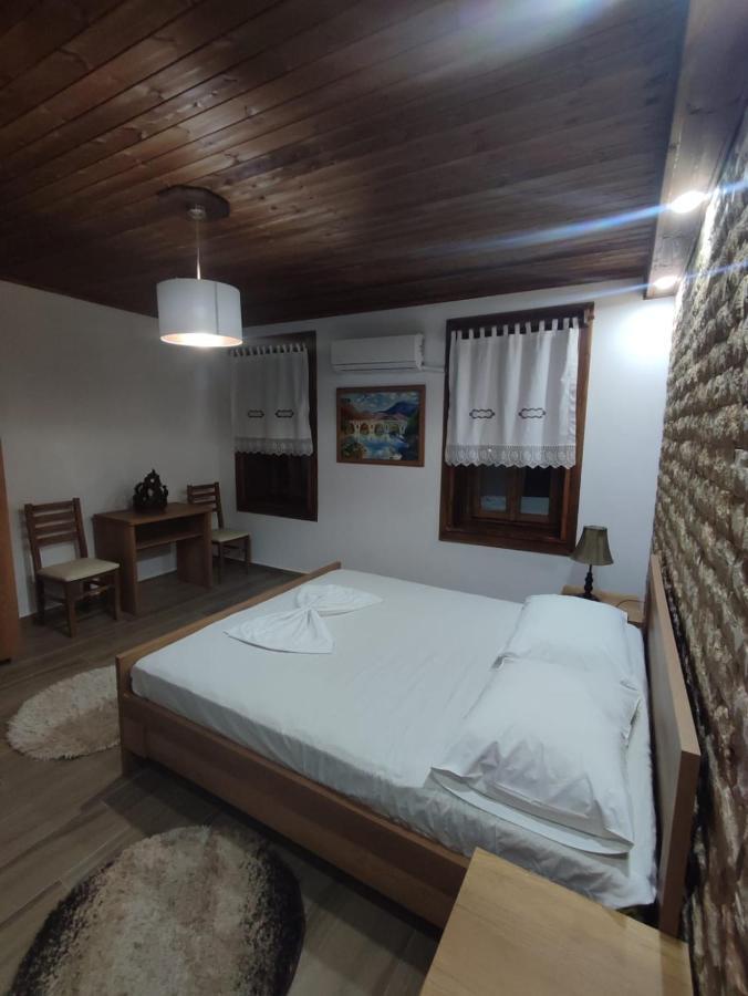 Eni Entire Guesthouse Parking On Site Berat Esterno foto