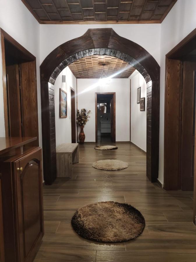 Eni Entire Guesthouse Parking On Site Berat Esterno foto