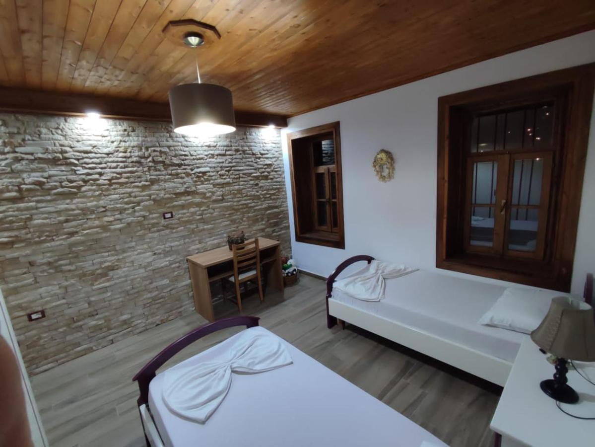Eni Entire Guesthouse Parking On Site Berat Esterno foto