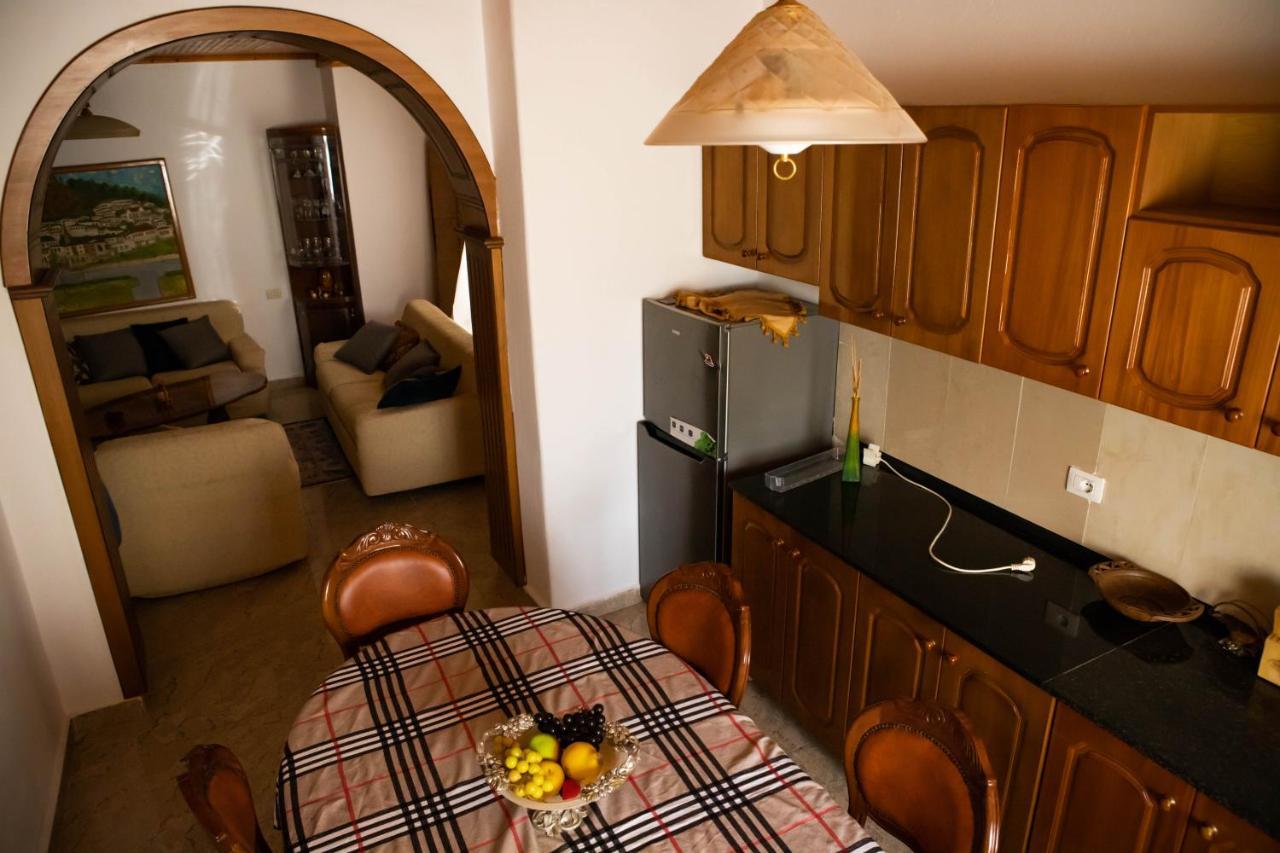 Eni Entire Guesthouse Parking On Site Berat Esterno foto