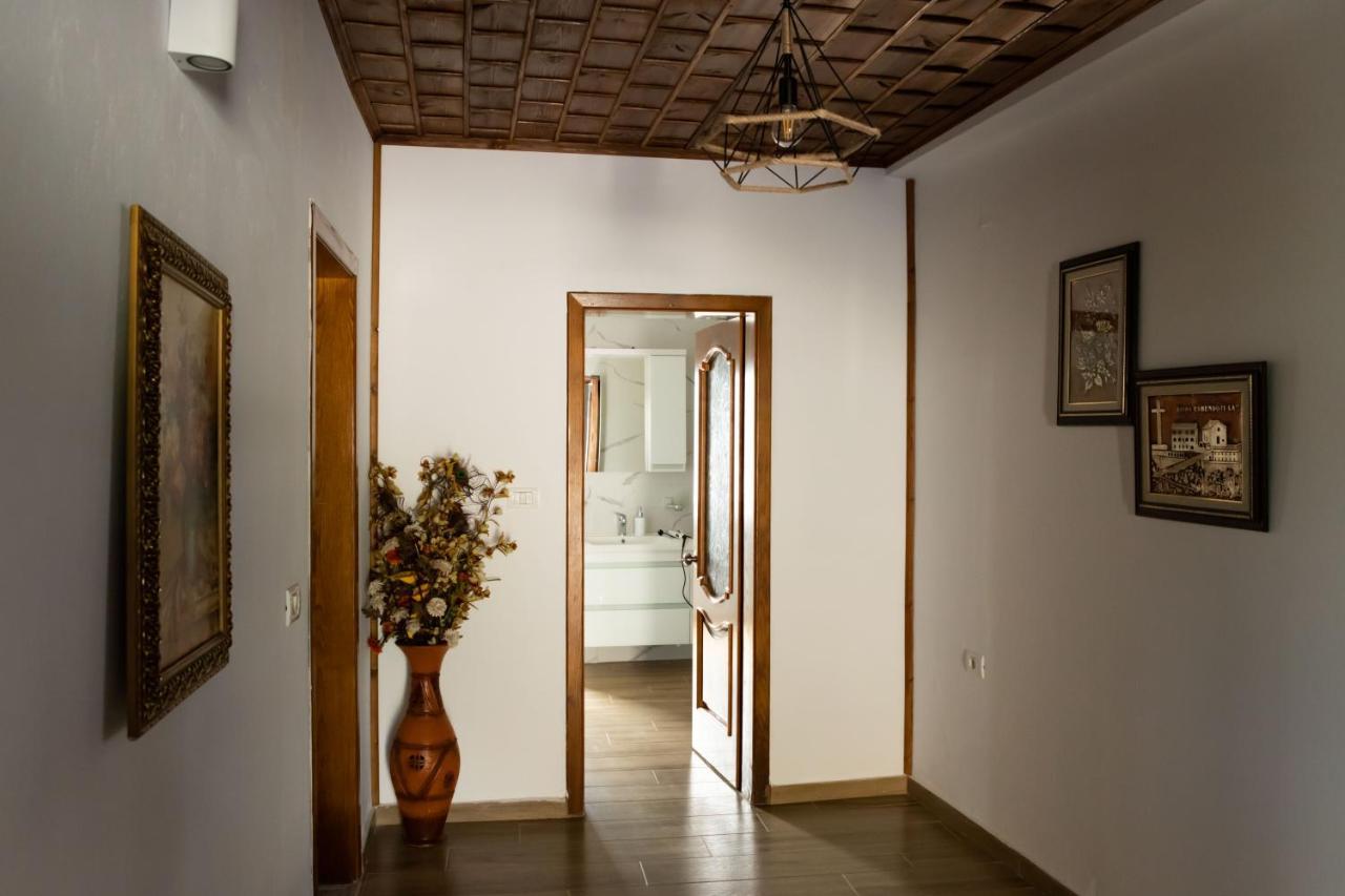 Eni Entire Guesthouse Parking On Site Berat Esterno foto