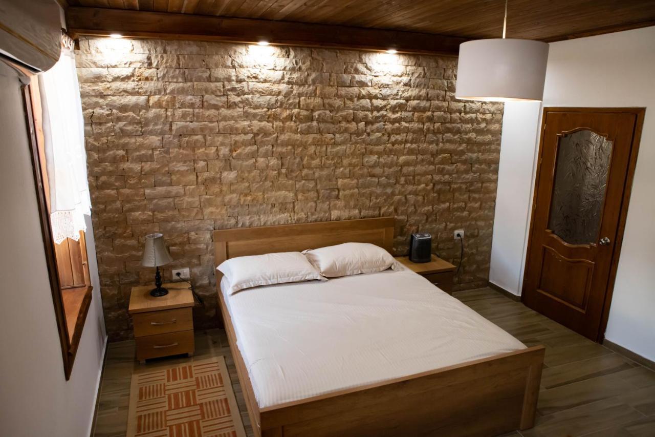 Eni Entire Guesthouse Parking On Site Berat Esterno foto