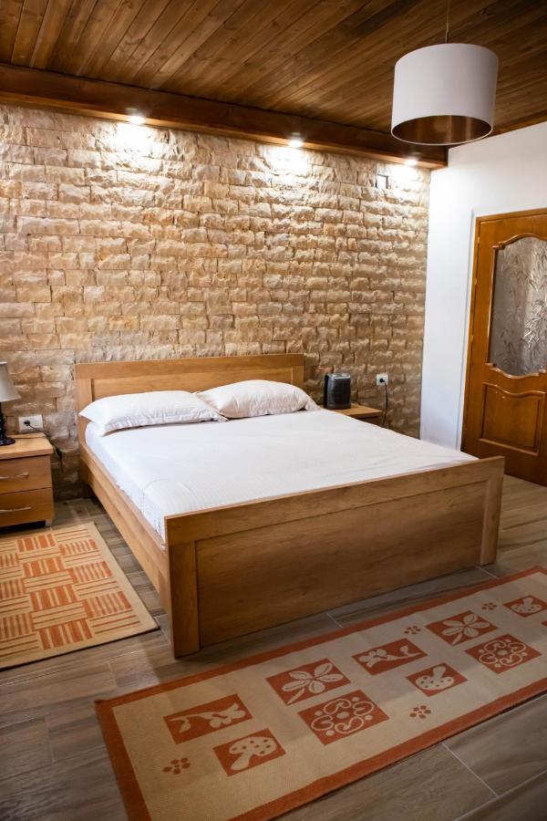 Eni Entire Guesthouse Parking On Site Berat Esterno foto