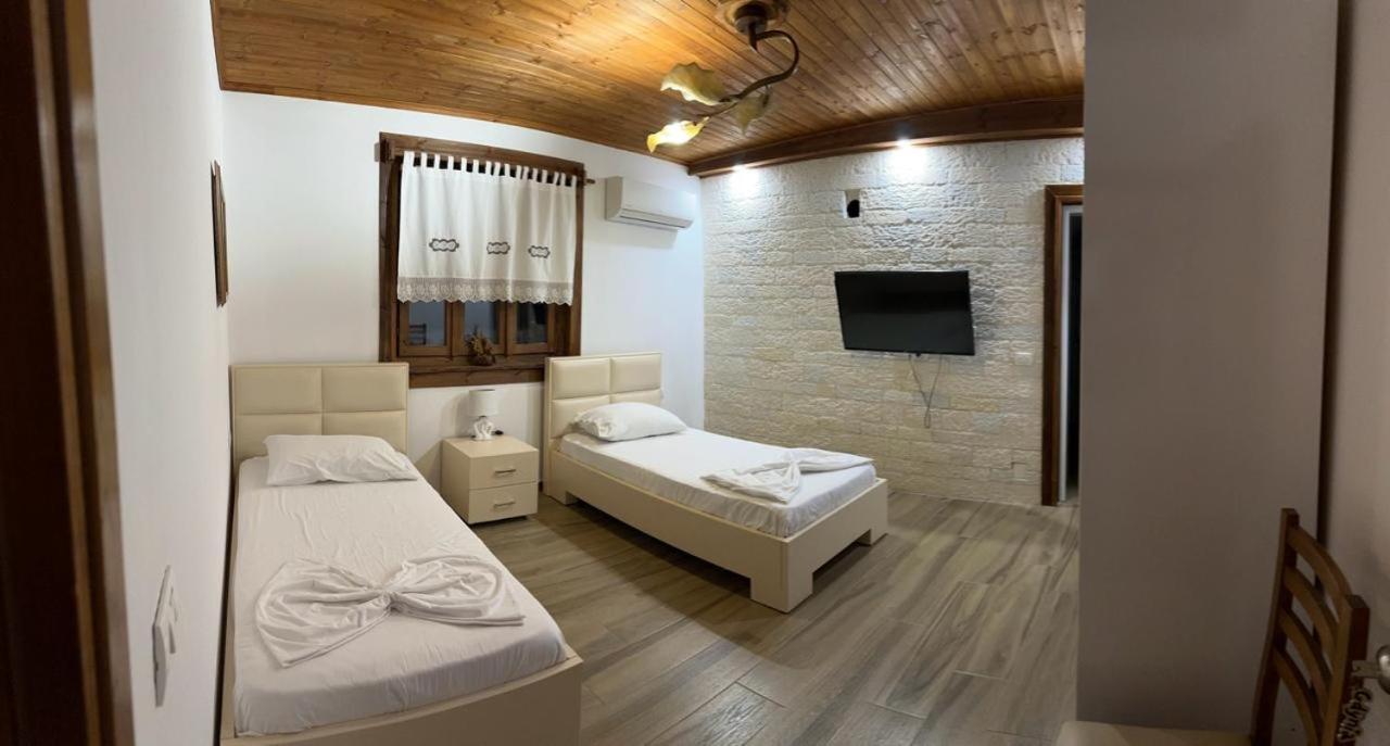 Eni Entire Guesthouse Parking On Site Berat Esterno foto