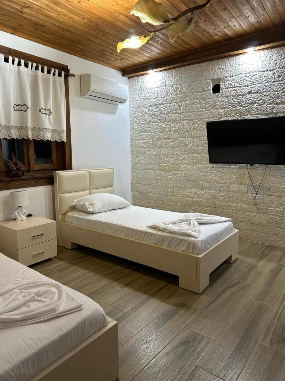Eni Entire Guesthouse Parking On Site Berat Esterno foto