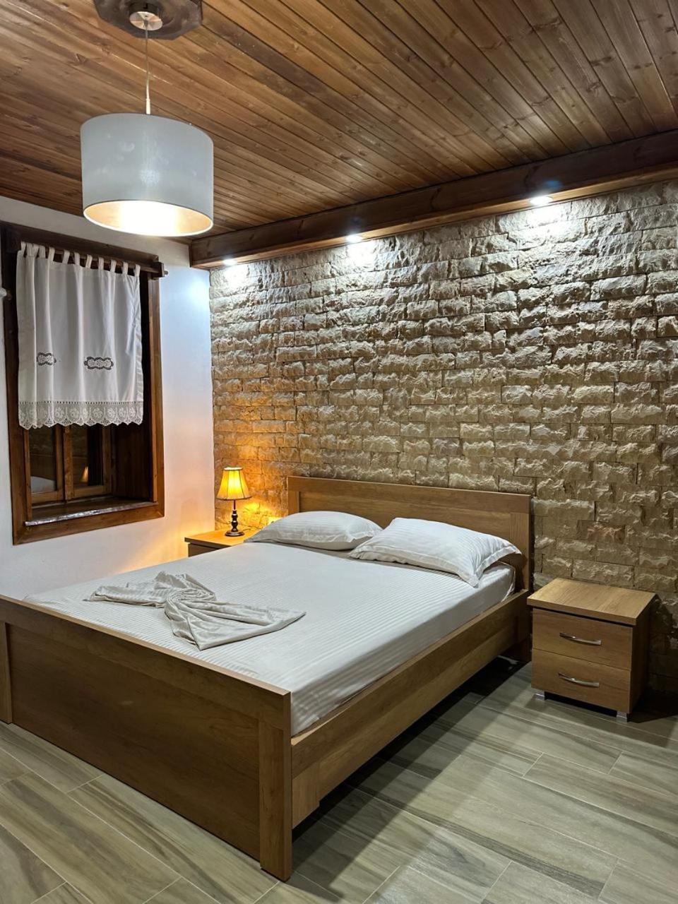 Eni Entire Guesthouse Parking On Site Berat Esterno foto