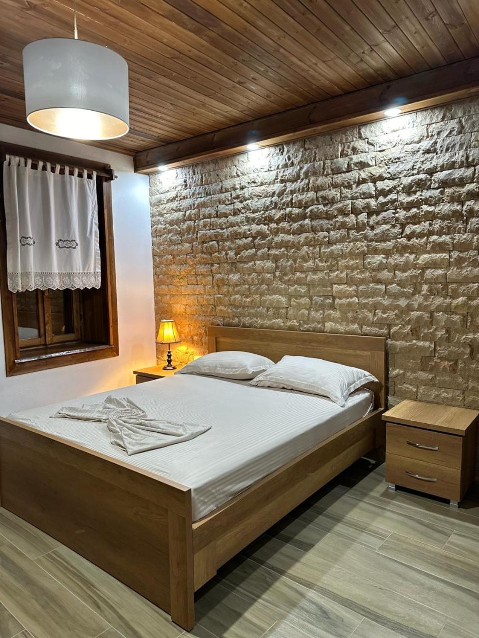 Eni Entire Guesthouse Parking On Site Berat Esterno foto