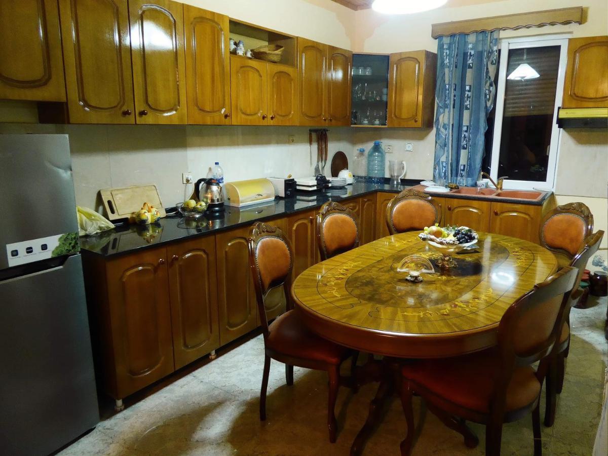 Eni Entire Guesthouse Parking On Site Berat Esterno foto